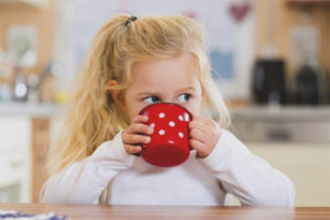 À quel âge peut-on donner du thé à un enfant