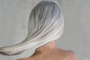 Cheveux gris à un âge précoce