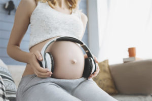 ¿Pueden las mujeres embarazadas escuchar música a todo volumen?