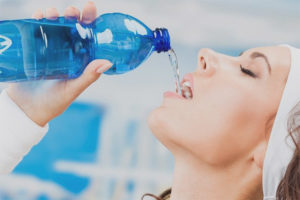 Combien de personnes devraient boire de l'eau par jour