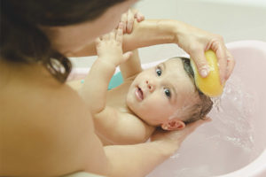 ¿Es posible bañar a un niño después de la vacunación?