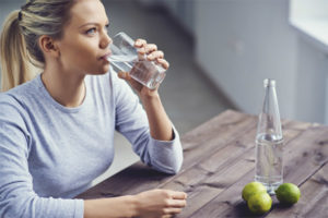 ¿Es posible beber agua inmediatamente después de comer?