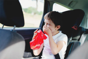 L'enfant se balance dans la voiture