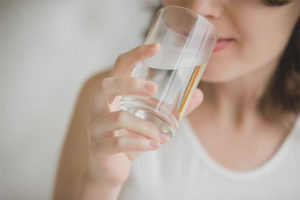 Combien après un repas pouvez-vous boire de l'eau