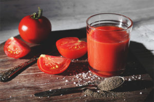 Cara membuat jus tomato buatan sendiri untuk musim sejuk