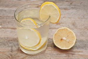 Posso bere acqua con il limone a stomaco vuoto