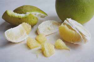 Come mangiare frutta pomelo