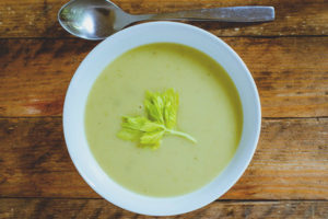 Sopa de apio para bajar de peso