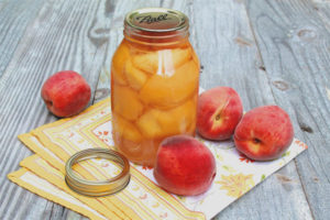 Compote de pêche pour l'hiver