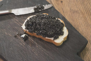 Como comer caviar negro