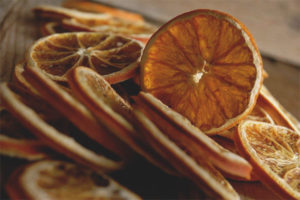 How to dry an orange for decor