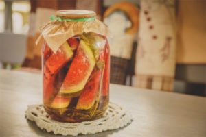 Sandías en escabeche en frascos para el invierno