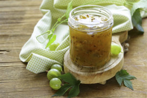 Come cucinare la marmellata di uva spina